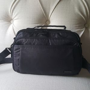 Lug scoop crossbody in shimmer black